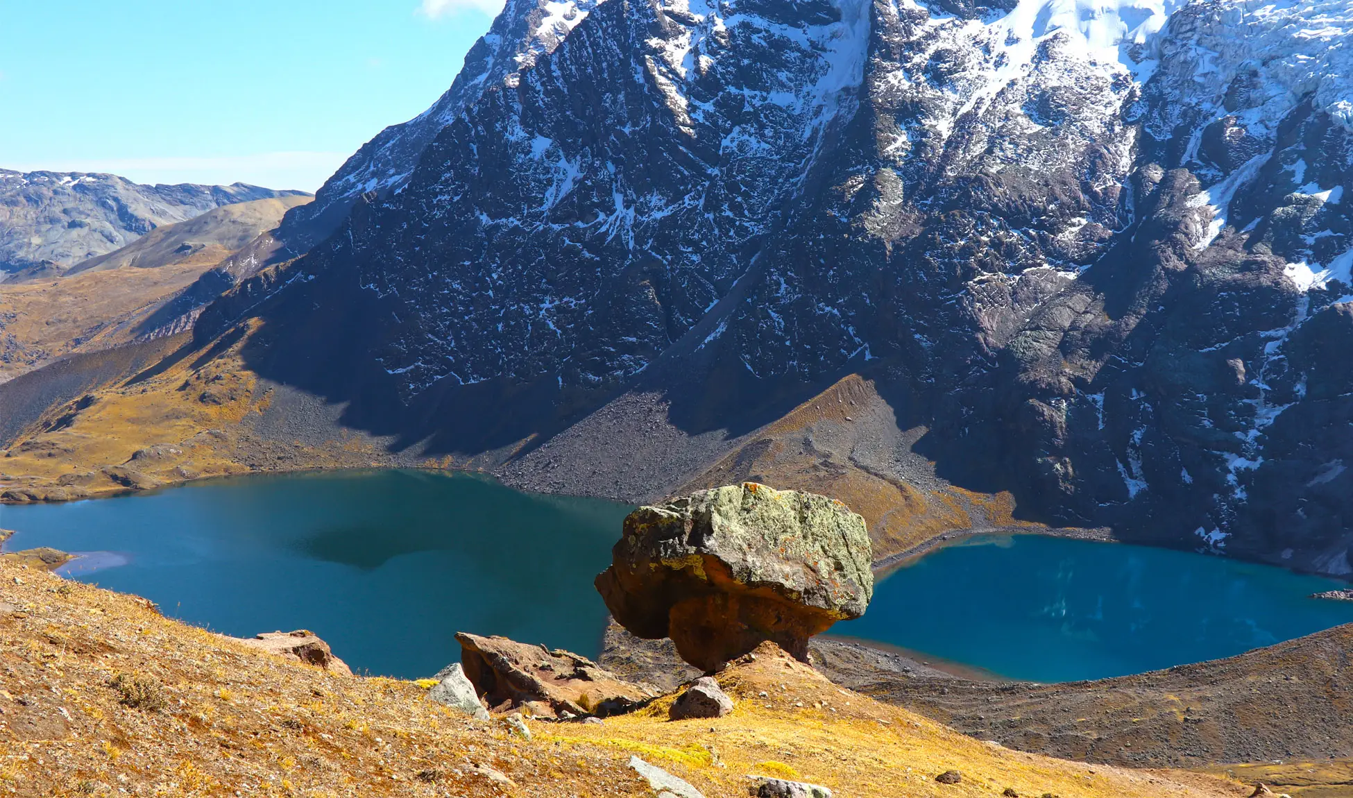 laguna azul qocha camino a montaña de colores